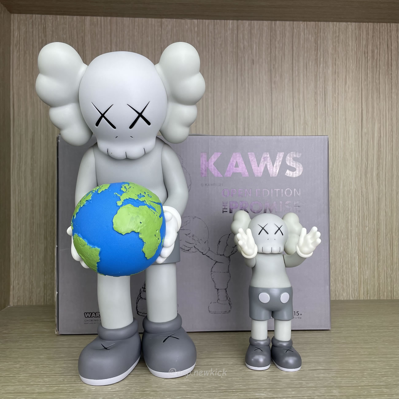 Kaws The Promise Grey Figure (8) - newkick.vip